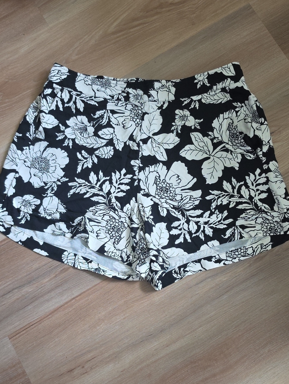 OLD NAVY Women’s Black & White Floral Shorts